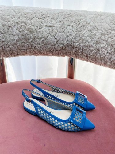 25新款尖头方扣平底一字露跟后空凉鞋 网纱系列Slingback 若隐若现的即视感 购买凉鞋的小仙女可以入手的一款 网纱比凉拖多一份正式感 又同样清凉 配裙子超