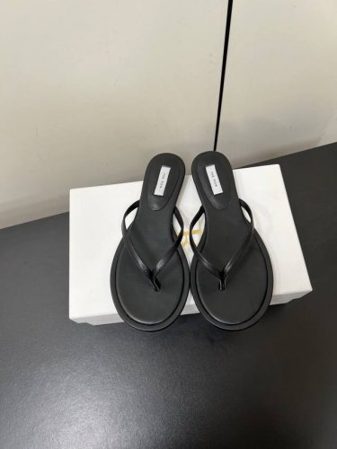 therow 25Ss春夏新款 复古 法式 夹脚 拖鞋 这双简直就是年度梦中情鞋 年度必入高级感从里到外散发了 无论是日常居家还是闲逛街头，这款夹趾人字拖将为您