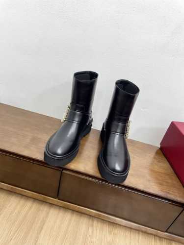 金色扣 代购级Roger Vivier 24ss Rv 秋冬最新切尔西短靴 RV维维亚一直在推陈出新，总是一眼就令人过目不忘钻扣系列结合品牌一贯的优雅元素和个性