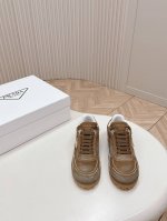 普拉达 Prada 2024新款 阿甘鞋 德训鞋 休闲鞋 反绒皮面 超帅 复古时尚 复古擦色 三角扣搭配 高级气质 随意搭配 上脚非常轻便舒适，鞋面原版牛猄 内