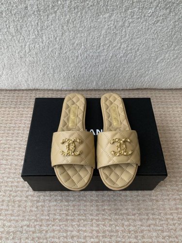 Chanel 小香 25Ss 春夏新品度假 羊皮 懒人拖 小香的一款全新设计 鞋面搭配双C五金装饰 简约百搭上脚超级美的 怎么看都超美 鞋面 采用进口羊皮 内里
