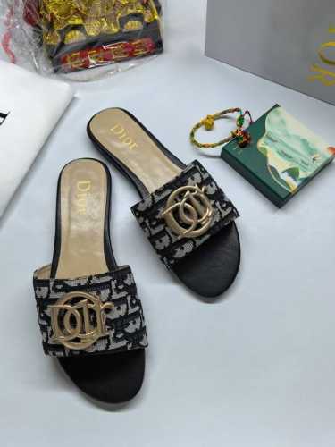 专柜 Dior 迪奥新款女士平底拖鞋. 时尚新颖.简约大气而不失雅致.原版1：1开发，材质与原版一致。颜色.黑色 红色 棕色 蓝色 绿色. 5色可选，码数35-