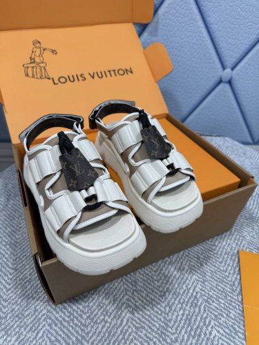 louis Vuitton 路易威登 Maya Flatform 凉鞋 本款 Maya Flatform 凉鞋选用光滑牛漆皮革 令宽幅鞋带穿梭于皮革鞋舌之间 再