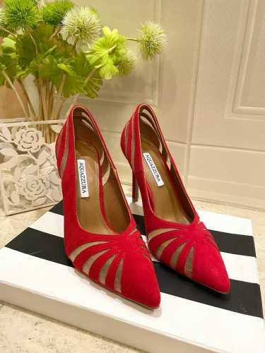 Aquazzura 菠萝女士镂空高跟单鞋 这款鞋采用真皮蕾丝镂空工艺制成，简单大方 蕾丝搭配设计使鞋子更有女人味，适合派对的设计适用各种套裙，于连衣裙晚礼服，夜