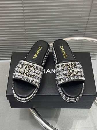 出厂 Chanel 25C早春度假系列厚底拖鞋！ 这是甜心芭比的一季 又要让多少香奶奶女孩少女心泛滥 让人眼前一亮的感觉 经典的大标设计 鞋面定制面料、内里羊皮 - 点击图像关闭