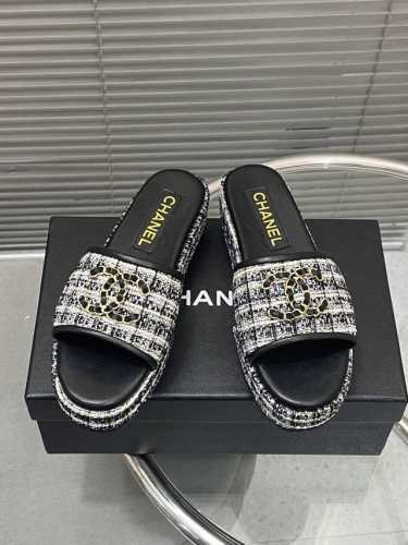 出厂 Chanel 25C早春度假系列厚底拖鞋！ 这是甜心芭比的一季 又要让多少香奶奶女孩少女心泛滥 让人眼前一亮的感觉 经典的大标设计 鞋面定制面料、内里羊皮