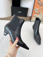 橡胶底 真皮底 Chanel 香奈儿 双C尖头时尚靴，官网高版本。 面料：小香专用牛皮：油蜡皮， 内里：绵羊皮； 颜色：全黑色：压纹黑。油蜡黑， 码数：5-40