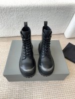 BALENCIAGA 巴黎世家 24ss 秋冬新款系带马丁靴 复古擦色做旧松糕厚底短靴！ 看着硬朗 但上脚舒适 个性帅气的的同时 不失舒适感 擦色做旧复古！ 工