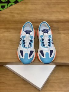 售 价: 商品商标：Dg 杜嘉班纳 低帮情侣款运动鞋 正码码数: 35-44 可订做45.46 商品材料：鞋面进口牛皮拼接原版布料，透气内里，原版大底。