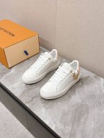 Louis Vuitton路易威登情侣款小白鞋 超多网红时尚博主种草 简约的鞋型格板设计 品牌Logo压花 五金扣 老花拼接 鞋舌的 Lv Circle 橡胶贴