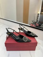 出厂价： Valentino 华伦天奴推出全新凉鞋系列，凉鞋鞋款尖头V扣凉鞋。上脚非常修脚型 重点是很好非常好驾驭 不磨脚不累脚 行走神器！ 金属VLOGO钻扣