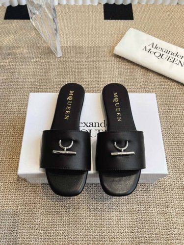橙子出厂价P Alexander Mcqueen 亚历山大 麦昆 春夏新款 平底拖鞋 一字拖 休闲凉拖 原版复刻定制，搭配金属扣刻Mcq标志， 轻松穿出大长腿，