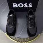 出厂价pp Boss经典男款运动鞋 这款时尚运动鞋选用混合材质精心制作 搭配顺滑进口牛皮和运动风网面材质 后饰片 鞋舌和侧幅处融入品牌设计 进口牛皮拼接网面+轻