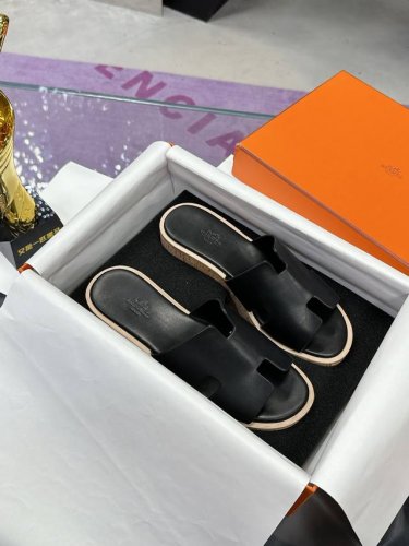 工厂p价p： HermèS ，版型做工材料升级。 市场最高版本纯手工鞋 顶级产品爱马仕松糕鞋 H拖厚底拖鞋系列 早春新款原版一样， 师傅级纯手工打造 ！高端定制