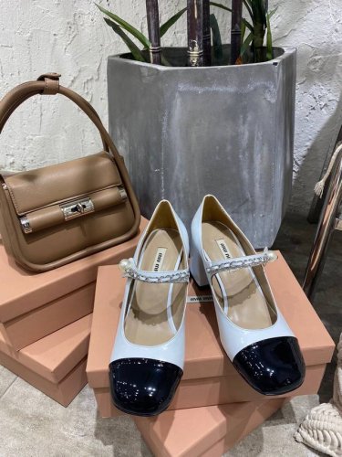 p直销 女鞋工厂P Miu Miu 链条珍珠扣单品 全新超美水钻钻花装饰搭配 时尚淑女气质十足 鞋面:进口牛漆皮，进口羊皮 跟高:7Cm 意大利进口牛皮大底 标