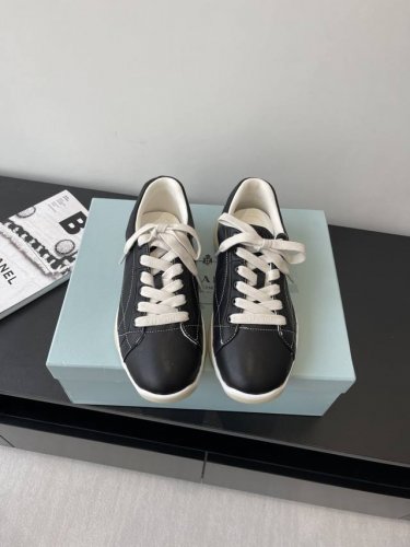 prada 普拉达 25Ss 春夏新款 德训鞋 休闲鞋 精工制造 缝线均匀 皮质质感一览无余 多色拼接 时尚大方 柔软舒适透气 鞋舌饰有经典字母Logo p家经