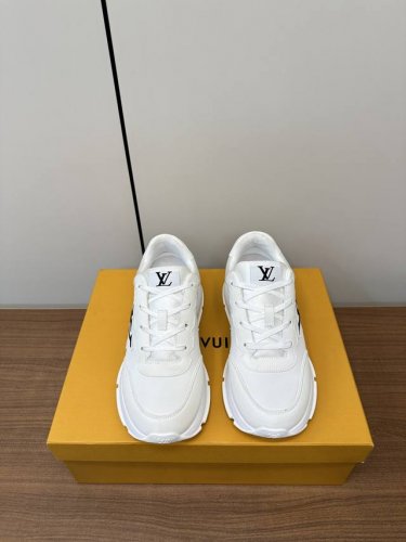 lv｜路易威登 25S新款 运动鞋 厚底 休闲 情侣款老爹鞋 Lv Runner系带鞋亮相路易威登 早春秀场，以科技冲孔面料和金属质感合成材质塑造流线型设计 品