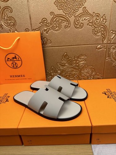工厂价： Hermes爱马仕 官网最新专柜同步新款oran牛皮面H拖鞋 巴黎原版飞回正品开模完美打造最高品质 诚意巨献，可随意进出专柜鞋面采用原版定制牛皮。彩色