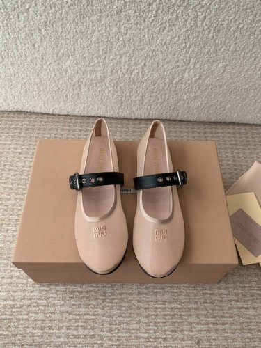 miumiu 缪缪25夏季新品玛丽珍芭蕾舞跳舞鞋平底简易单鞋奶奶鞋！ 满满的少女心，款式设计可爱优雅不乏美艳色彩，简简单单又藏着小心机，优雅大方低调显气质，可咸