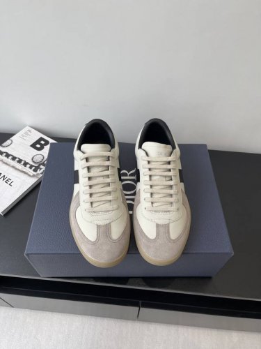 顶级版本迪奥 Dior 25Ss新品 B01德训鞋 情侣款鞋头维度设计宽了点 上脚舒适度完美在线 线头优美 适配裤型完美百搭 饰以各种经典细节 是日常造型的理想