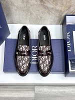 cd家新品 Dio* Timeless 乐福鞋皮鞋 官方售价 Rmb ,400 这款乐福鞋体现经典的优雅气质。采用黑色牛皮 开边珠亮皮 高丝光磨砂牛皮精心制作，