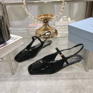 出厂 25年新款上市走秀明星新品时尚潮流 PRADA 普拉达 方头拖鞋 凉鞋 后空凉鞋3种版面鞋面采用进口牛漆皮，内里垫脚为进口羊皮，意大利注塑真皮大底。码数s