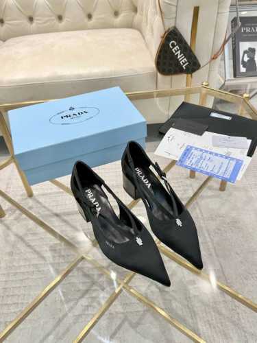 PRADR 普拉达 上新出厂价 进口真皮底 仿真皮底 Prad* Raf simons x 2024 aw 早春最新T台走秀粗跟系列款 鞋面：进口真丝面 内里：