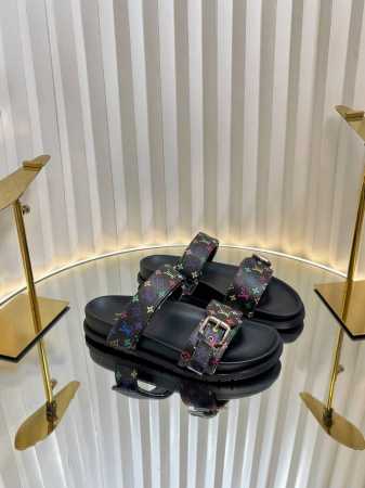 Lv 路易威登 春夏新品 最新走秀款厚底凉鞋 香港原版购入一比一开模 今年的款式比去年增加了新原素 显得更为大牌 皮面 老花料 丹宁布印花 内里垫脚全羊皮 原版 - 点击图像关闭