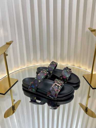 Lv 路易威登 春夏新品 最新走秀款厚底凉鞋 香港原版购入一比一开模 今年的款式比去年增加了新原素 显得更为大牌 皮面 老花料 丹宁布印花 内里垫脚全羊皮 原版