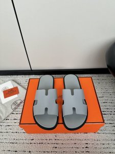 情侣款 Hermes爱马仕Lzmir系列 情侣款 老舅鞋 复古 二舅拖鞋 H拖 凉鞋 原版购入开发 做货 小牛皮和麂皮山羊皮凉鞋，经典“H”型鞋面 此鞋款是您衣