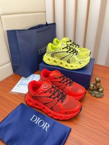 实价： Dior* Kawa迪奥联名2025新款休闲运动鞋，以 Dior 的高订风格重新演绎跑步鞋。B35运用了质感细腻的皮革和网眼布面材质拼接而成，四季可穿，