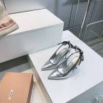 高品质出厂 ！顶级品质Miumiu缪缪25春夏新款复古尖头高跟凉鞋！春夏清新配色曲线优美，小猫跟后空凉鞋 日常穿搭都很搭鞋边有专属标识性Logo格调，上脚尽显优
