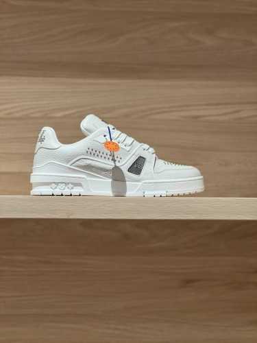 专注好品质 顶级出品 柳钉黑实拍 代购级Trainer 24Fw秋冬新色 原版精准Cp！鞋型无限接近，精细工艺出品 一如既往地好货出炉！原版材料定制！面料原版荔