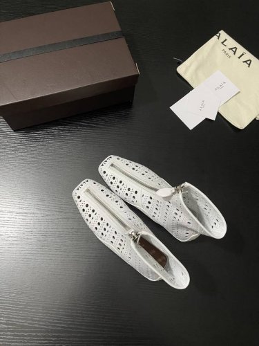 P：470 Alaia 短靴 以个性的镂空设计打破常规，洞孔有序排列，时尚又透气。利落的方头搭配顺滑拉链，细节之处尽显先锋态度，轻松解锁街头酷感造型，成为时尚弄