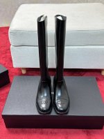 价 CHANE*｜小香经典 双C粗跟骑士靴长靴 率性又极简的长筒靴 鞋型挺括有型 线条感很足 很符合香家所追求的美感 自然光下小牛皮质感肉眼可见 上脚名媛气质