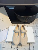 the Row 2025春夏新款羊皮芭蕾平底鞋 一个极其低调且又非常高级的品牌 从来不需要用浮夸的Logo来彰显自己 只有最简约的线条和最高级的材质 来告诉大家