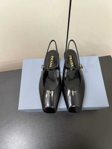 PRADA 普拉达 25ss 春夏新款 平跟方头后空凉鞋单鞋简单的设计大概就是它最让人喜欢的点 不是烂大街的那种 很有自己的品牌个性面料：进口小牛漆皮 内里：进