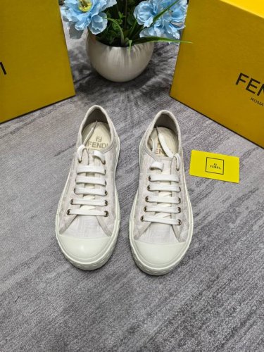 橙子出厂价P Fendi 芬迪春夏新款 老花帆布鞋 休闲鞋运动鞋 新款Domino帆布运动鞋成为深受喜爱的一款鞋履，对于想打造简约且具有Fendi特色造型的人士