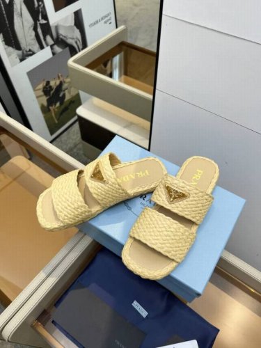 出 prada 拉菲草手工编织 露指凉拖 复古时髦前卫的搭配 让整双鞋轻便舒适鲜艳色彩满足不同风格时髦人士的多种选择标志性金属三角标搭配古沙滩凉鞋造型每一个元素