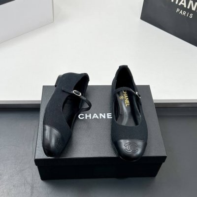 高版本 Chanel 2025新款 刺绣平底玛丽珍鞋、单鞋 香奶奶家一贯的优雅名媛气质 高级感十足 上脚非常Nice～ 不管光脚穿或搭配裙装、裤装、 都非常百搭