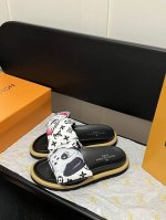 出厂 Lv拖鞋情侣款 Pool Pillow Comfort 必入系列！魔术贴高级慵懒风 百看不厌款 时尚度拉满 细节用心感受 反复调试配色 性感白 炫酷黑 惊