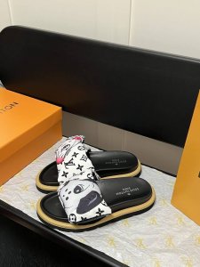 出厂 Lv拖鞋情侣款 Pool Pillow Comfort 必入系列！魔术贴高级慵懒风 百看不厌款 时尚度拉满 细节用心感受 反复调试配色 性感白 炫酷黑 惊
