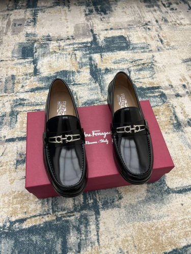 ferragam～ 码数：38-45 F家新品男士正装皮鞋，完美做工，顶级复刻，采用进口意大利小牛皮设计，古法手工改色搭配原版五金扣饰，牛皮内里 垫脚，进口原版