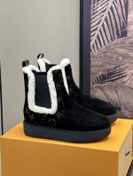 顶级品质 Louis vuitto n fw24 new arrival～ 1v 24秋冬厚底切尔西毛毛靴，皮毛一体材质；温暖呵护！压印老花细节和毛毛衍边设计，