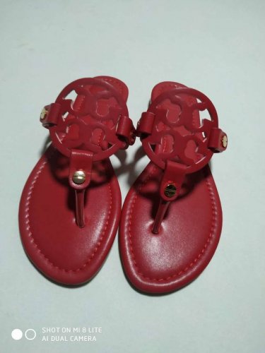 工厂P直销，长期供货。 Tory Burch 托里伯奇 漆皮系列典时尚平底夹趾凉鞋.此款深受各类人士的喜爱,是绝对的必备的一个夏天必秀款 鞋面全由漆牛皮制作，