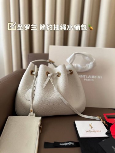 圣罗兰水桶 依旧简约的新款水桶包，抽绳搭配标志性Logo，大容量设计颜值与实用并存 皮面质感高级，内配有可拆卸的小包 随意切换腋下包Or肩背包满足了日常多种场合