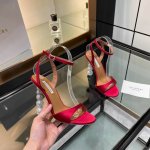 Aquazzura 2024新款凉鞋 代购品质！！！原版开发的水钻高跟凉鞋，是走秀场上的璀璨明珠。水钻熠熠生辉，如同繁星坠落人间。原版开发的独特设计，彰显着与众