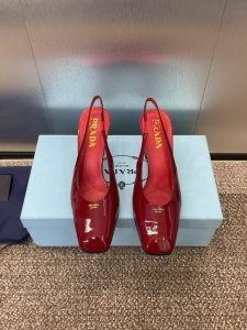 工厂价 PRADA 2025春夏新款方头高跟穆勒女鞋 普拉达粗跟果冻色时尚百搭后空凉鞋材质:鞋面进口牛漆皮+水染羊皮内里+意大利注塑真皮大底跟高：8.5CMSi