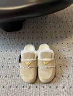 普拉达 prad* 24ss秋冬毛毛半包拖鞋系列 对原版工艺 每个款式，颜色都很赞！！集舒适 可爱 时尚 高雅 百搭 ，羊毛舒适柔软，唤醒秋冬暖意。让您从早到晚
