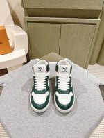 低帮 高帮 * 系列 减龄百搭&高低帮运动鞋！ 本款LV Squad 运动鞋以 Monogram 牛仔布展露夏日清新。加厚凸纹橡胶外底不失轻盈，双鞋带、漆光孔眼